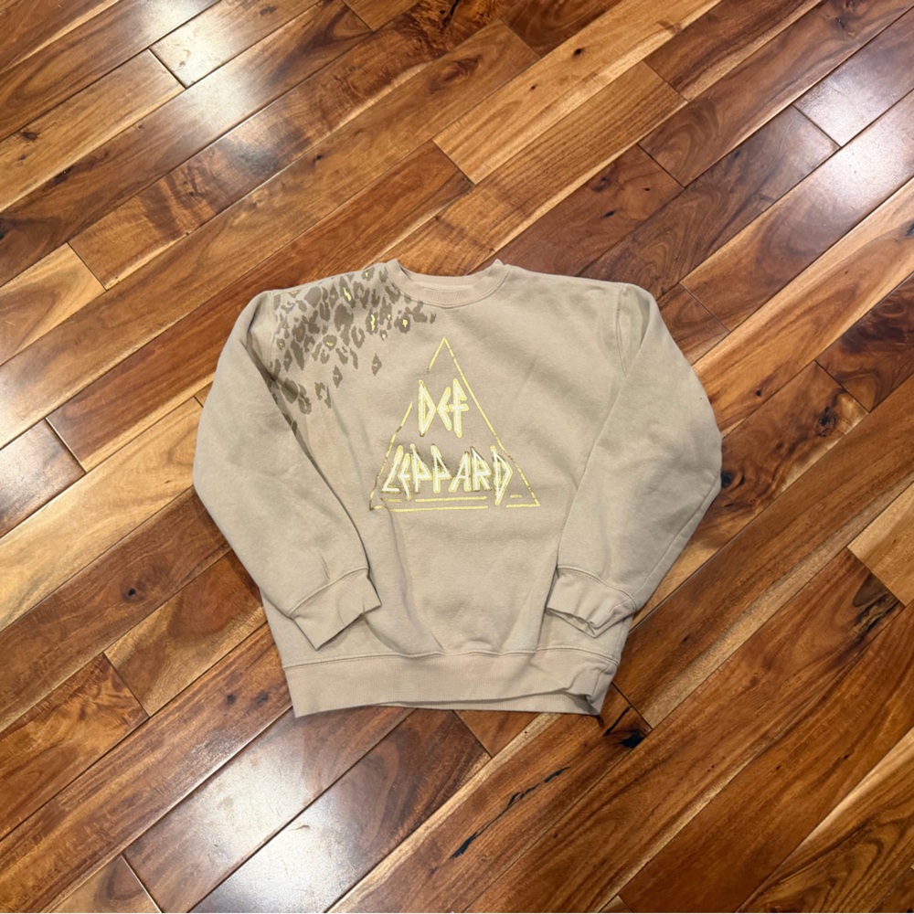Def Leppard Beige Sweatshirt size Large Buckle BKE